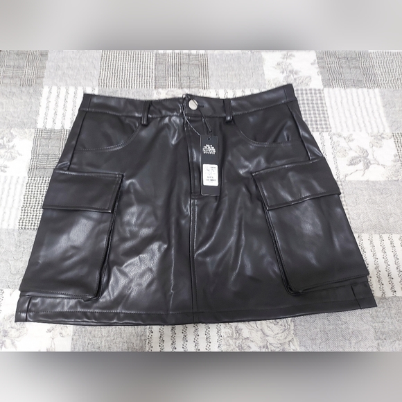 Fashion Nova faux leather skirt - Picture 4 of 11